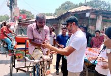 হাতীবান্ধায় জে.এ.এস গ্রুপের পক্ষ থেকে শ্রমজীবীদের মাঝে পানি ও খাবার স্যালাইন বিতরণ